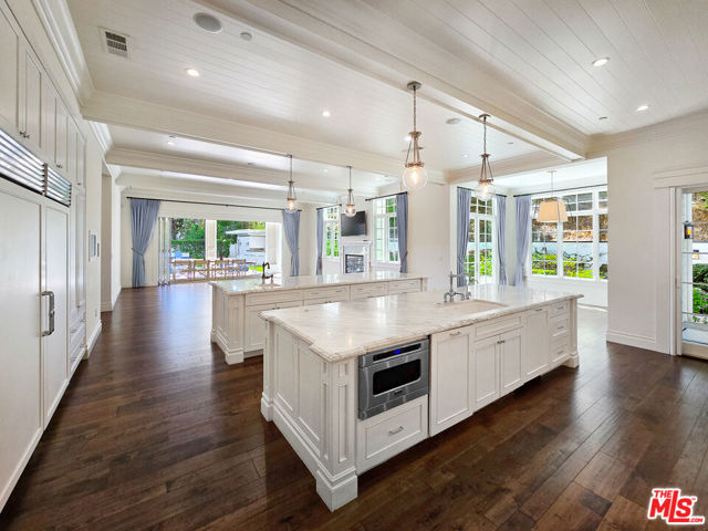 3815 Valley Meadow Road, Encino CA: https://media.crmls.org/mediaz/9c33a284-5ca6-4831-9859-4c9963e98218.jpg