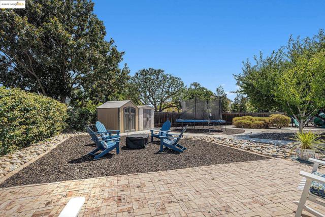 15 Madeira Ct, Oakley CA: https://media.crmls.org/mediaz/9c33dc61-c6f6-4990-aaed-1c9668bec21c.jpg