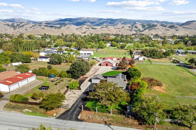 11840 Foothill Avenue, Gilroy CA: https://media.crmls.org/mediaz/9c34ac2a-b31c-439f-916d-350cd6e7291c.jpg