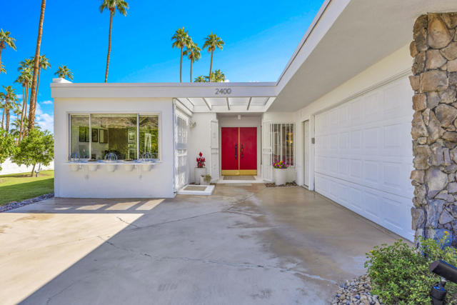 2400 S Palm Canyon Drive, Palm Springs CA: https://media.crmls.org/mediaz/9c365032-17be-42b2-94c4-cc09c60cd055.jpg