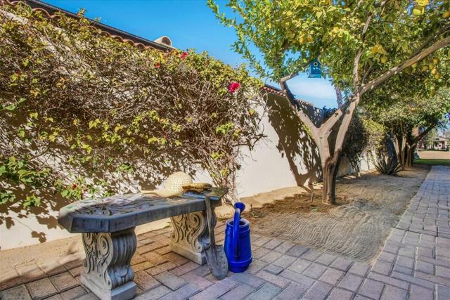 247 Loch Lomond Road, Rancho Mirage CA: https://media.crmls.org/mediaz/9c36b267-7a34-4df6-b8d6-bf8f8ac7003b.jpg