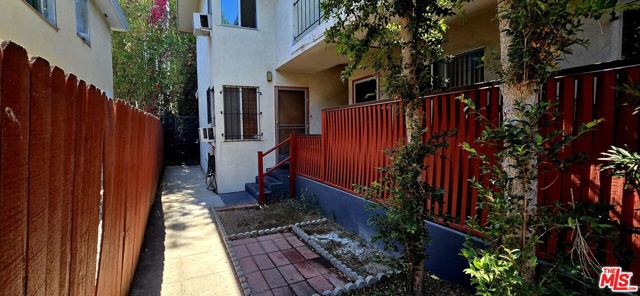 1433 N Martel Avenue, Los Angeles CA: https://media.crmls.org/mediaz/9c36e048-70c9-48fd-a99f-d972474dc43a.jpg