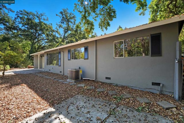 1016 Stone Valley Rd, Alamo CA: https://media.crmls.org/mediaz/9c3706b3-64da-441a-a557-5b5d82e6c755.jpg