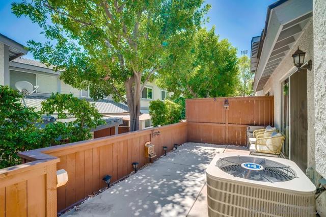 1721 Maxwell Ln, Corona CA: https://media.crmls.org/mediaz/9c37b086-3566-4fe7-82d5-d9669723163e.jpg