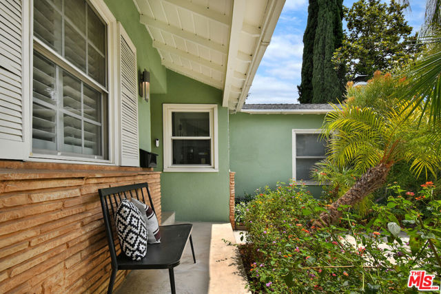 5460 Noble Avenue photo 7