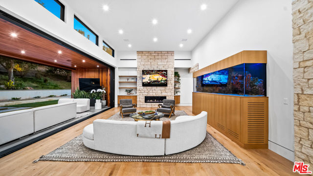 18762 Wells Drive, Tarzana CA: https://media.crmls.org/mediaz/9c3808b5-0b47-4a24-a2f6-732d91a18fd8.jpg