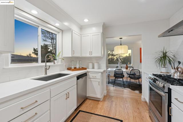 6827 Ridgewood Dr., Oakland CA: https://media.crmls.org/mediaz/9c38dd06-3595-4073-9c51-a5779ccb8cc5.jpg