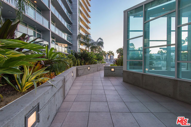 13600 Marina Pointe Drive, Marina del Rey CA: https://media.crmls.org/mediaz/9c39972d-9a44-4c54-8672-af125f01dcde.jpg