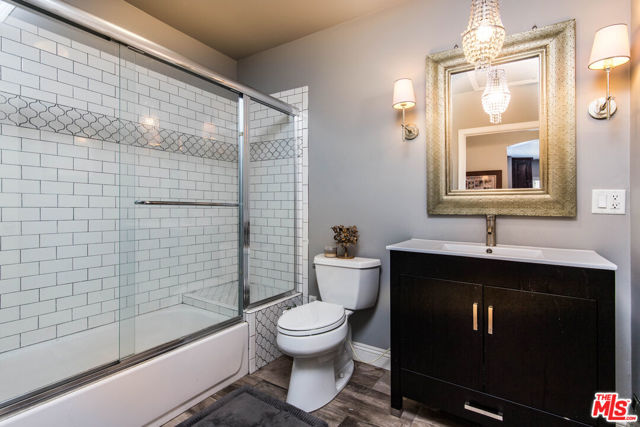 4504 Maplewood Avenue, Los Angeles CA: https://media.crmls.org/mediaz/9c39ada7-df0e-41f1-9bb7-52ea71fc82bc.jpg