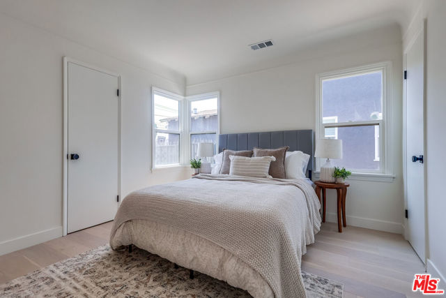 9116 S Wilton Place, Los Angeles CA: https://media.crmls.org/mediaz/9c39e2ad-8830-460d-ae0a-4892b5089418.jpg