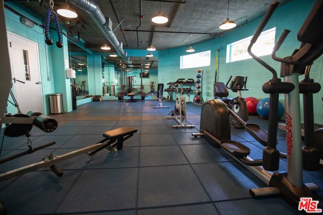 11715 W BELLAGIO Road, Los Angeles CA: https://media.crmls.org/mediaz/9c3a6263-38a4-479f-89cb-736484d4f022.jpg