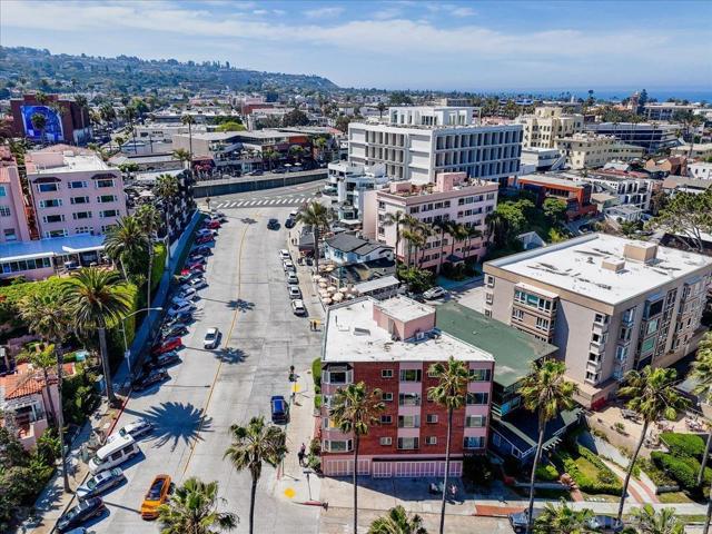 8040 Girard Ave, La Jolla CA: https://media.crmls.org/mediaz/9c3a713e-c229-4321-9293-345577cce19d.jpg