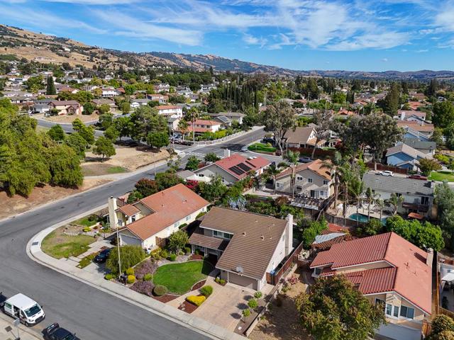 3484 Clover Oak Drive, San Jose CA: https://media.crmls.org/mediaz/9c3ad959-f08f-46fe-8892-5f5829a2b3d3.jpg