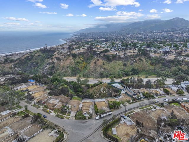 595 Radcliffe Avenue, Pacific Palisades CA: https://media.crmls.org/mediaz/9c3b07c7-dc84-45d9-806e-97d57a0bbf6a.jpg