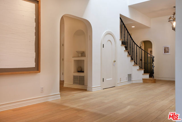 628 N Elm Drive, Beverly Hills CA: https://media.crmls.org/mediaz/9c3b5cd0-5cfe-435f-b395-802567a1d18e.jpg