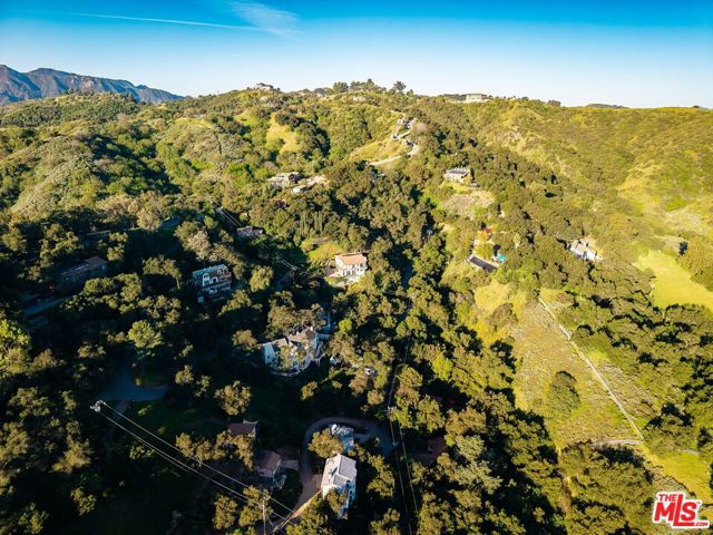 21936 Canon Drive, Topanga CA: https://media.crmls.org/mediaz/9c3bb9c0-ac43-4774-b749-743b9d934e8b.jpg