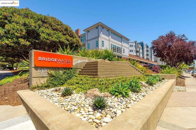 6400 Christie AVE, Emeryville CA: https://media.crmls.org/mediaz/9c3c0da5-2c0f-4c66-86f5-f1858d0e04ee.jpg
