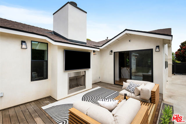 5319 West Boulevard, Los Angeles CA: https://media.crmls.org/mediaz/9c3c25d8-e477-4dc2-8c53-d06cded7d9ae.jpg