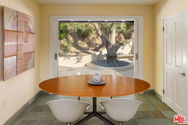 3818 Hollyline Avenue, Sherman Oaks CA: https://media.crmls.org/mediaz/9c3d63cb-bc97-4306-aa70-65c3524d4970.jpg