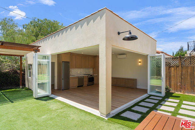 2347 Parnell Avenue, Los Angeles CA: https://media.crmls.org/mediaz/9c3ed10d-3cc6-48a1-97f1-0740feabda57.jpg
