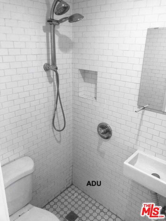 421 Grand Boulevard, Venice CA: https://media.crmls.org/mediaz/9c3f1d6a-f28c-4a1f-977c-ef79106d41ec.jpg