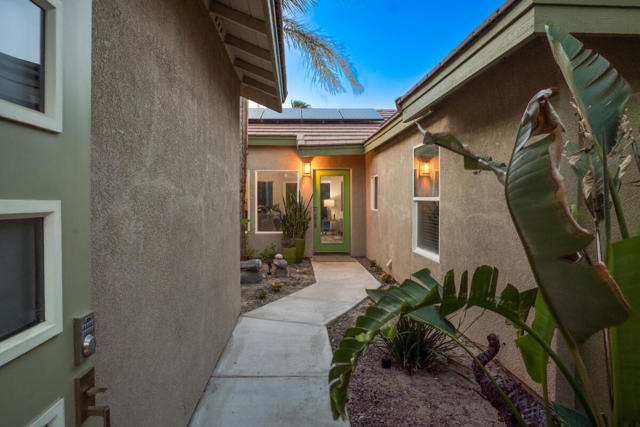 642 E Daisy Street, Palm Springs CA: https://media.crmls.org/mediaz/9c3f3330-9538-4174-9d41-dd394c5506e4.jpg