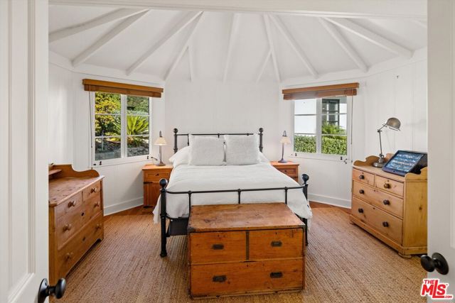 880 Knollwood Drive, Santa Barbara CA: https://media.crmls.org/mediaz/9c40407c-2d56-46b9-a835-0f52efc8c311.jpg