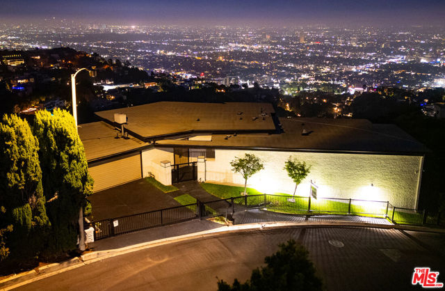 1556 Blue Jay Way, Los Angeles CA: https://media.crmls.org/mediaz/9c418dbc-1f41-4d51-b00d-71924b0178b8.jpg