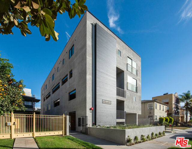 118 N Orlando Avenue, Los Angeles CA: https://media.crmls.org/mediaz/9c41bb94-b5e3-4e38-be67-1faaba8f9b13.jpg