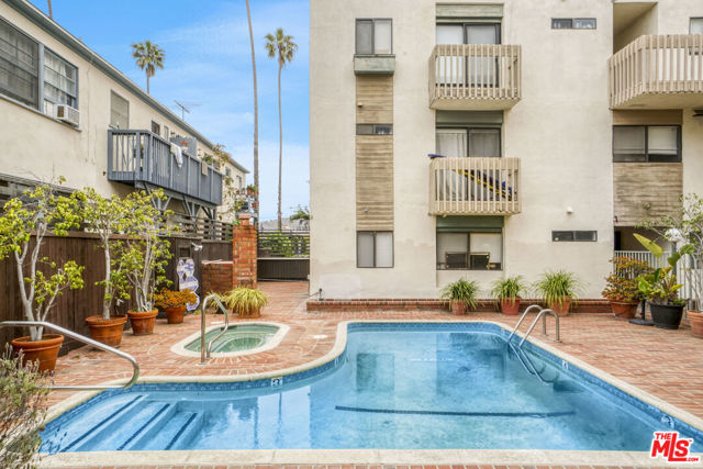 858 12th Street, Santa Monica CA: https://media.crmls.org/mediaz/9c421822-ab0d-485a-b0ae-bb091c00d34c.jpg