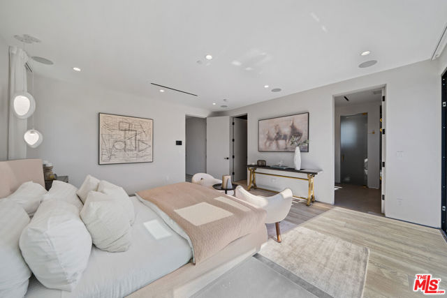 6660 Maryland Drive, Los Angeles CA: https://media.crmls.org/mediaz/9c431206-d628-4a86-aec2-49048fa2c76d.jpg