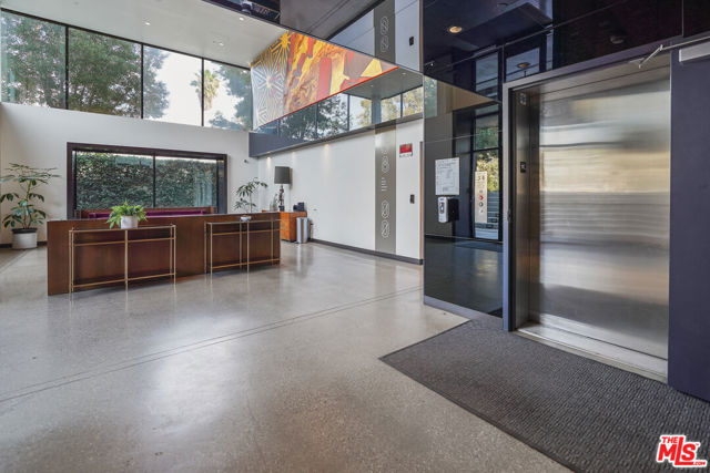 5800 Harold Way, Los Angeles CA: https://media.crmls.org/mediaz/9c441193-b841-45f3-a319-9c7623bdea0c.jpg