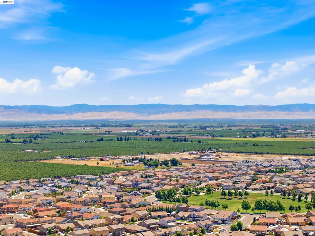 https://media.crmls.org/mediaz/9c4421f8-4dde-4219-9c2b-ce1dbbe5248e.jpg?preset=X-Large