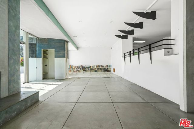 2442 Green View Place, Los Angeles CA: https://media.crmls.org/mediaz/9c4444ad-f7d7-4d4b-b2e0-083d0202b468.jpg