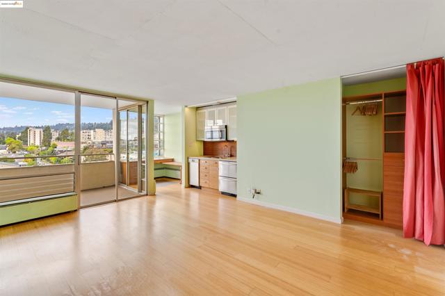 2550 Dana St, Berkeley CA: https://media.crmls.org/mediaz/9c447a20-a1e4-47c5-989d-e9bc4f37e1e1.jpg