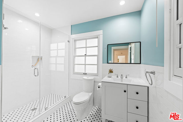 607 S Orange Drive, Los Angeles CA: https://media.crmls.org/mediaz/9c44fad5-931d-41c3-9f41-0c0226fc1123.jpg