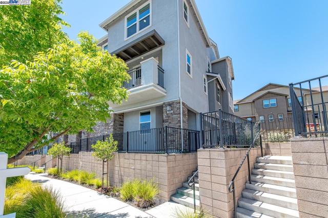7018 Stags Leap Ln, Dublin CA: https://media.crmls.org/mediaz/9c450128-e6b1-4faa-9022-994801006293.jpg