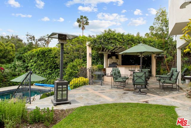 2660 Carman Crest Drive, Los Angeles CA: https://media.crmls.org/mediaz/9c46716f-2f40-4df6-9a14-00ec4f31f442.jpg