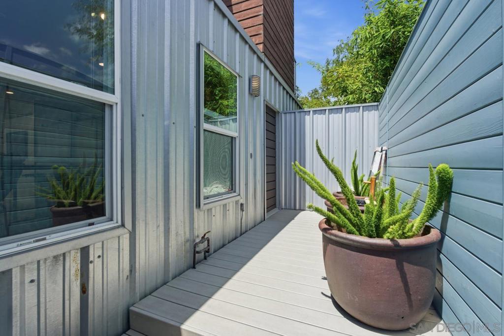 1007 Robinson Ave - photo 2