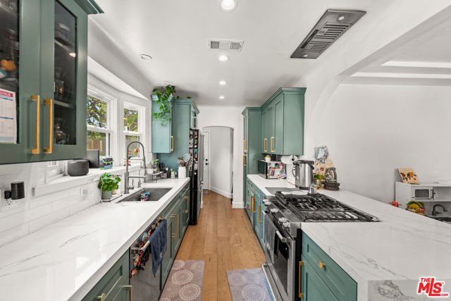 3871 Roxton Avenue, Los Angeles CA: https://media.crmls.org/mediaz/9c47526d-77ad-4ffe-b8aa-c7ee5f8c402b.jpg