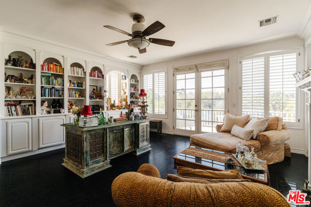 4244 Balcony Drive, Calabasas CA: https://media.crmls.org/mediaz/9c47d504-c4ec-425c-bbc7-8de7aae841b6.jpg