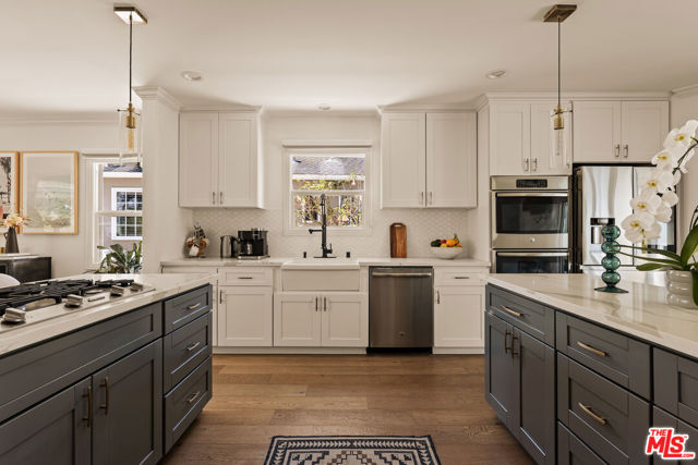 7219 Dunfield Avenue, Los Angeles CA: https://media.crmls.org/mediaz/9c47dea3-d91e-4530-a824-934280bfc826.jpg