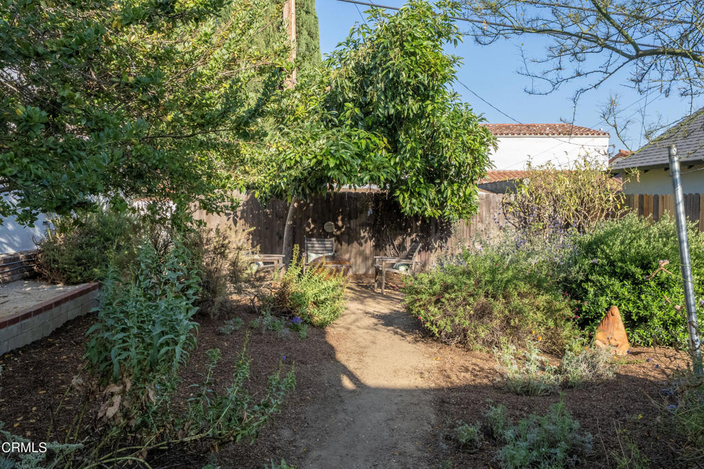 https://media.crmls.org/mediaz/9c48a345-cdad-4ce6-b47d-f16beb78e3f2.jpg?preset=X-Large