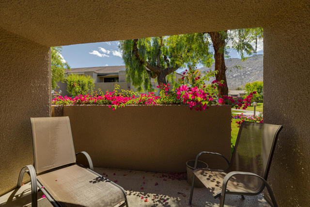 605 E Amado Road, Palm Springs CA: https://media.crmls.org/mediaz/9c49a8d8-b4b9-4adf-a30c-93e0193abc46.jpg