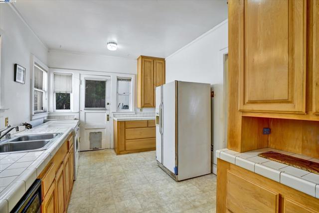 5378 Broadway, Oakland CA: https://media.crmls.org/mediaz/9c49a95d-234b-4468-8835-9cdf4c78f6ea.jpg