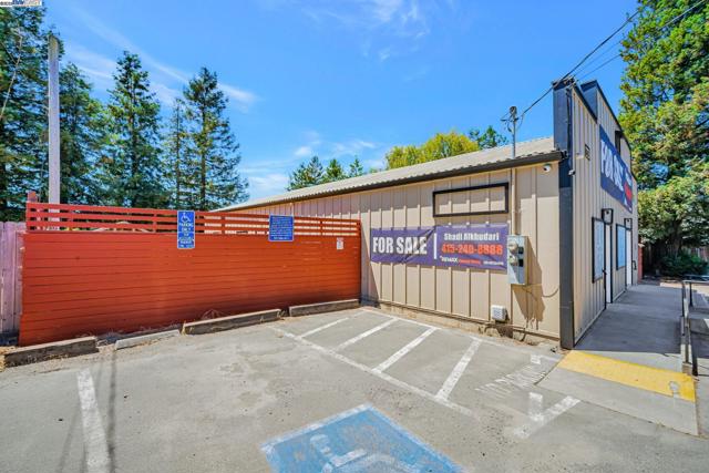 3920 Gravenstein Hwy, Sebastopol CA: https://media.crmls.org/mediaz/9c4a75b8-449a-4aee-8041-27da7dc69b87.jpg
