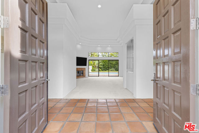 3516 Malibu Country Drive, Malibu CA: https://media.crmls.org/mediaz/9c4b2a5c-edf1-4c18-8691-51284a940529.jpg