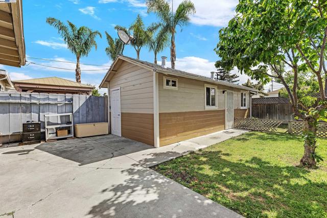 15028 Grenda St, San Leandro CA: https://media.crmls.org/mediaz/9c4b55f8-281e-4550-8e7b-507a7f9a5509.jpg