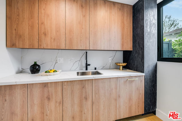 4906 Van Noord Avenue, Sherman Oaks CA: https://media.crmls.org/mediaz/9c4b6b49-e3bf-459f-bd94-207bd398dd78.jpg