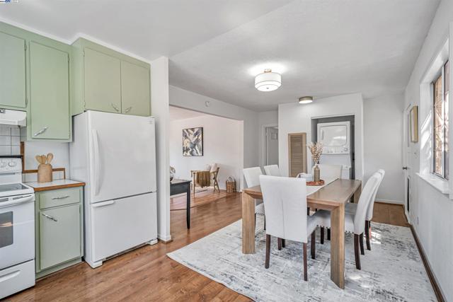 3780 Somerset Ave, Castro Valley CA: https://media.crmls.org/mediaz/9c4bb246-ae1c-4d18-b4ca-4f0f0dc68f14.jpg
